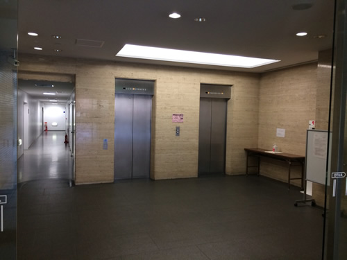 入り口を入ると正面にエレベーターがあります。