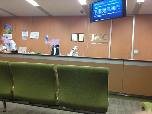 シートから見たJICC大阪の受付カウンターの写真